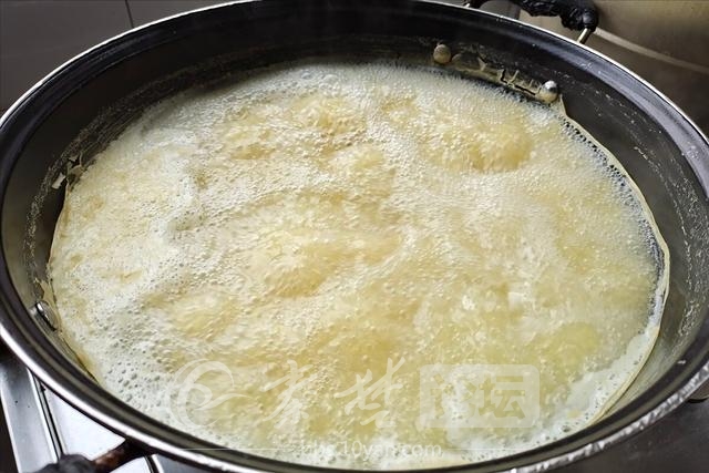 熬小米粥，小米切忌直接下锅，2个技巧掌握好，米粥香浓米油多-7.jpg
