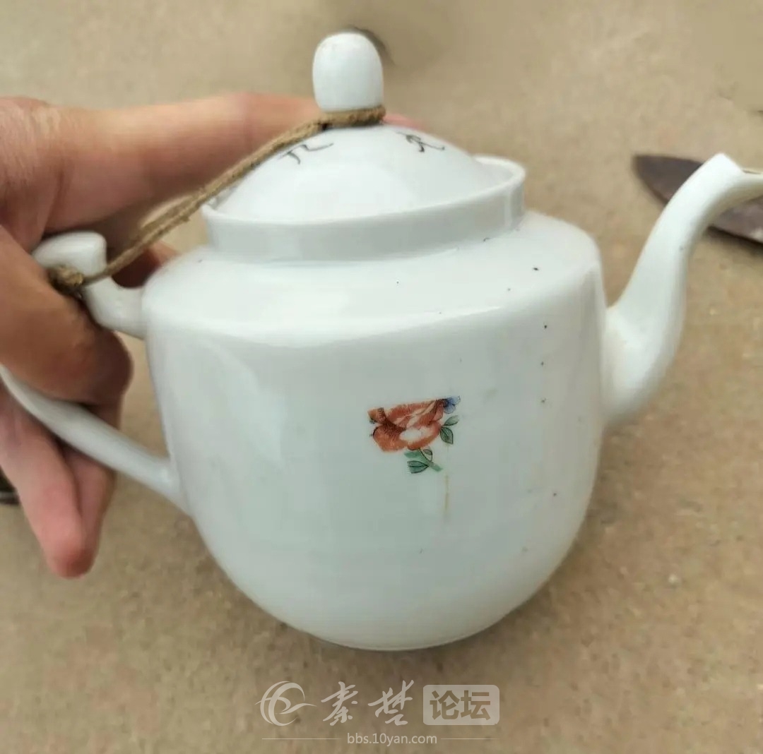 一把“八大山人”题款的瓷茶壶